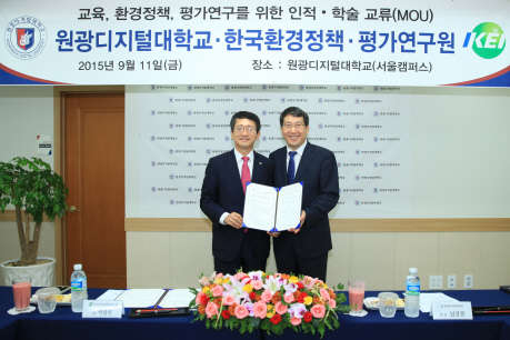 원광디지털대학교 남궁문 총장(우)과 한국환경정책·평가연구원 박광국 원장이 협약을 맺고 포즈를 취하고 있다. / 원광디지털대 제공